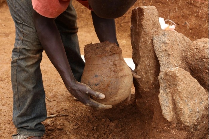 考古学家在古代陶罐中发现非洲最古老的采集蜂蜜的直接证据